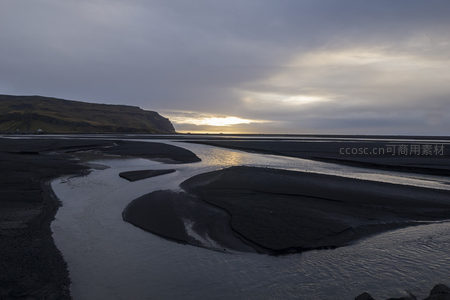 溪流如带绕沙洲，暮光温柔洒大地