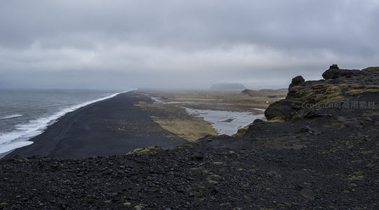 黑沙滩与海浪的壮丽交响