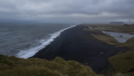 俯瞰黑沙海岸的苍茫之美