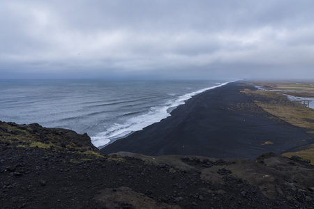 火山黑沙与碧海的边界