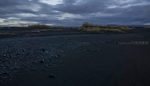 乌云压境时的黑色荒原景象
