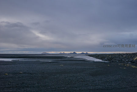 潮汐退去后黑沙滩的蜿蜒水道