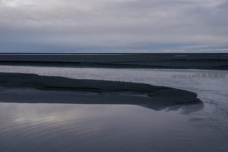 水天一色的孤寂海岸