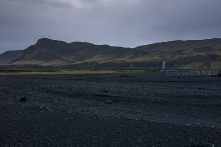 火山地貌上的现代桥梁