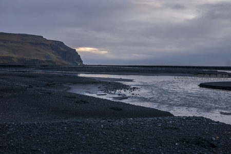 潮汐退去后的黑沙滩涂