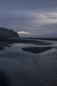 暮色中河流倒映着微弱天光