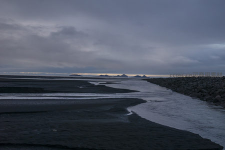 河口滩涂延伸至远山轮廓