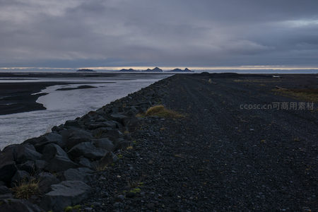 碎石堤道旁河流奔流不息