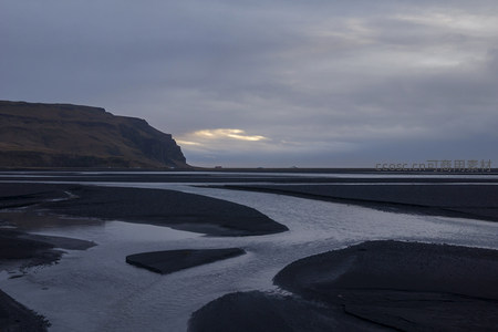蜿蜒河道分割黑沙平原如画
