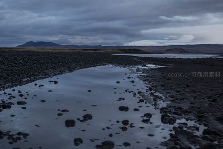 湿地石滩倒影如镜面般宁静
