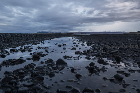 溪流穿行于玄武岩滩的静谧时刻