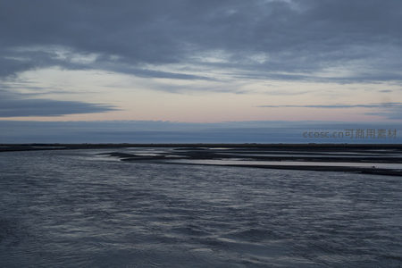 暮色降临河流平原辽阔无垠