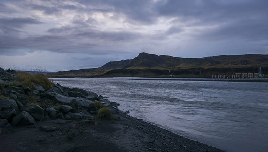 暮色下的冰岛河谷风光