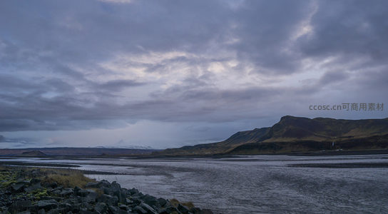 云海翻涌下的冰岛河谷