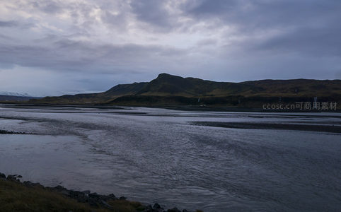 暗调河谷中的远山剪影