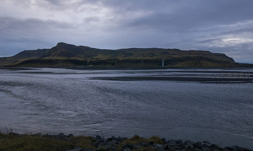 河流穿行于火山地貌的壮阔景象