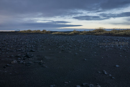 荒野公路旁的孤寂黑沙平原