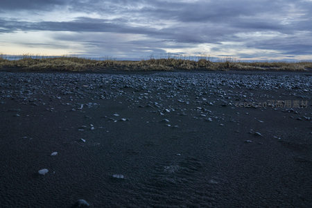 低角度凝视黑沙海岸的纹理细节