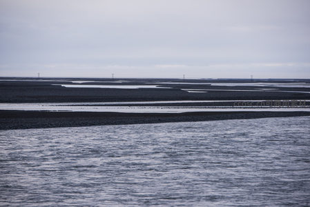 云层低垂下滩涂水网如棋盘铺展