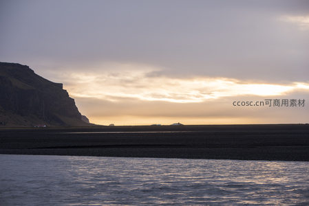 暮色苍茫中海岸线与远山相融