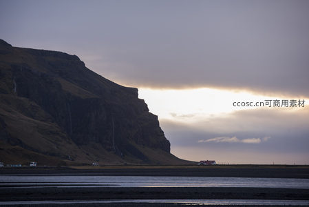 暮色山崖下的孤屋与流云