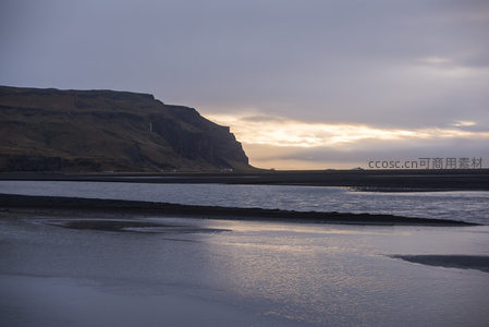 湿地夕阳倒影如镜面