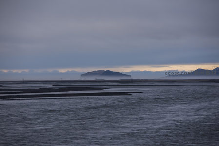 雾霭中的远山与滩涂