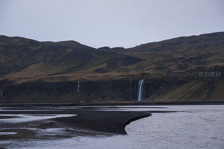 双瀑飞流黑沙滩前
