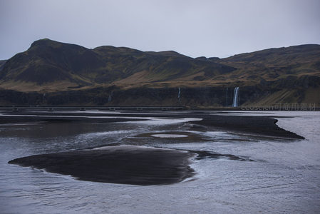 河流蜿蜒绕过黑沙洲