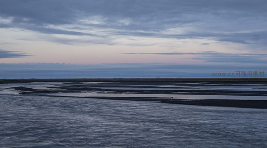 暮色下的河滩与云层