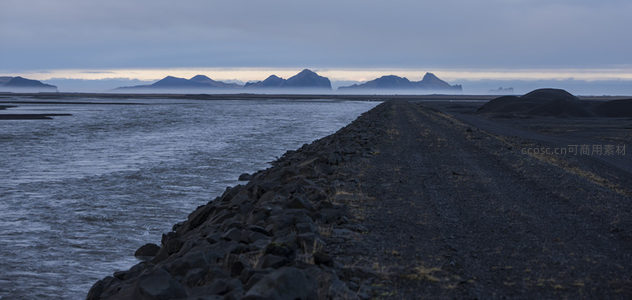石堤延伸向群山