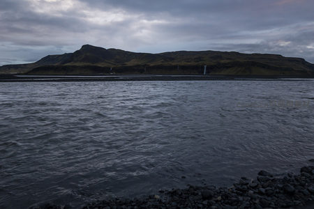 暗河涌动山影朦胧