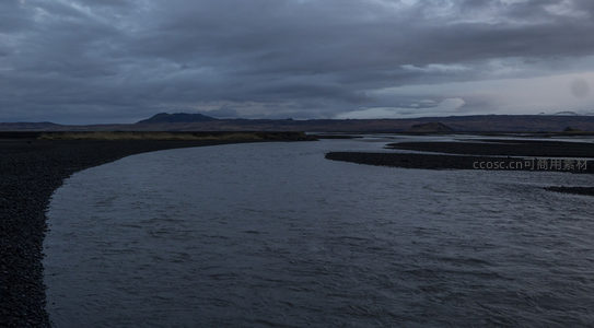 蜿蜒河流穿越荒原