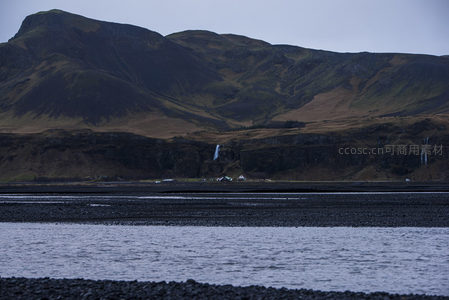 山脚下的瀑布与村落