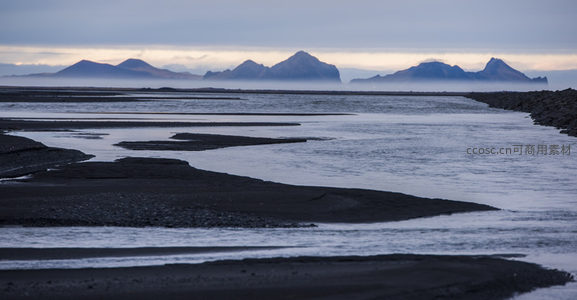 冰岛河滩暮色中的大地纹理