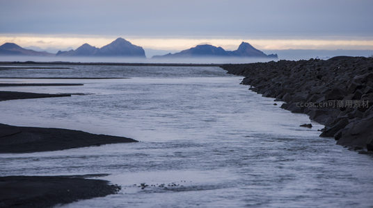 石堤旁流淌的冰川融水河道