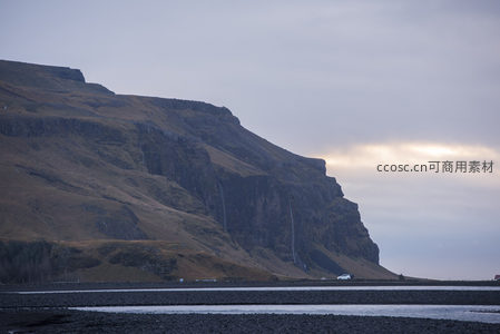 悬崖峭壁下的荒野公路风景