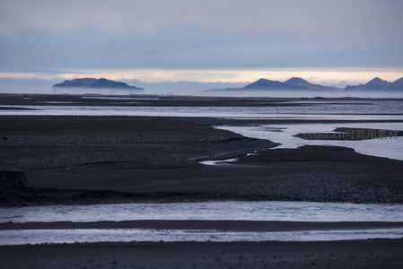 薄雾笼罩的海岸滩涂远景