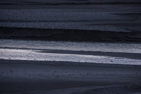 暗调纹理中的水流光影