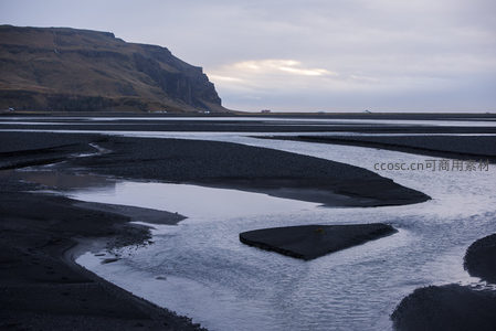 河湾环绕的火山岩地貌