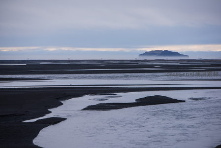 暮色滩涂远山如黛