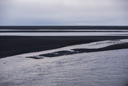 蜿蜒水道切割黑土