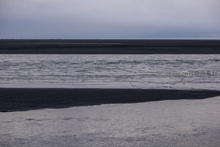灰调滩涂波光粼粼
