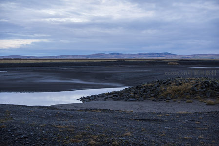 黑土河滩蜿蜒，远方山峦轮廓朦胧