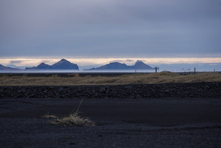 暮色苍茫山影重，荒原草甸风萧瑟
