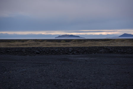 暮色下的火山岩路与远山剪影