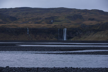 双瀑从褐山倾泻入黑沙河床