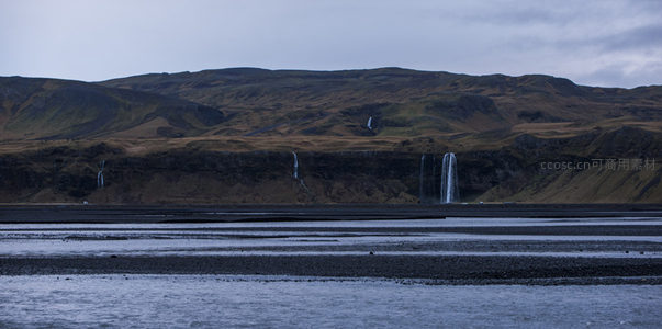 山谷瀑布群映衬广袤平原