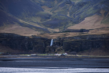 瀑布旁的山间村落人家