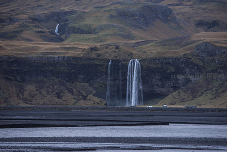 壮丽瀑布从悬崖倾泻而下，震撼自然奇观